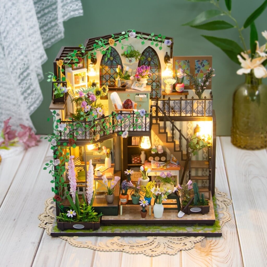 2Kids Toys - Miniatura della casetta Darcyin casa dei fiori 2xAAA