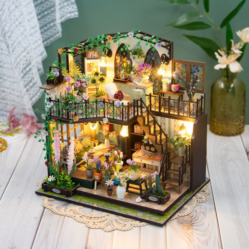 2Kids Toys - Miniatura della casetta Darcyin casa dei fiori 2xAAA