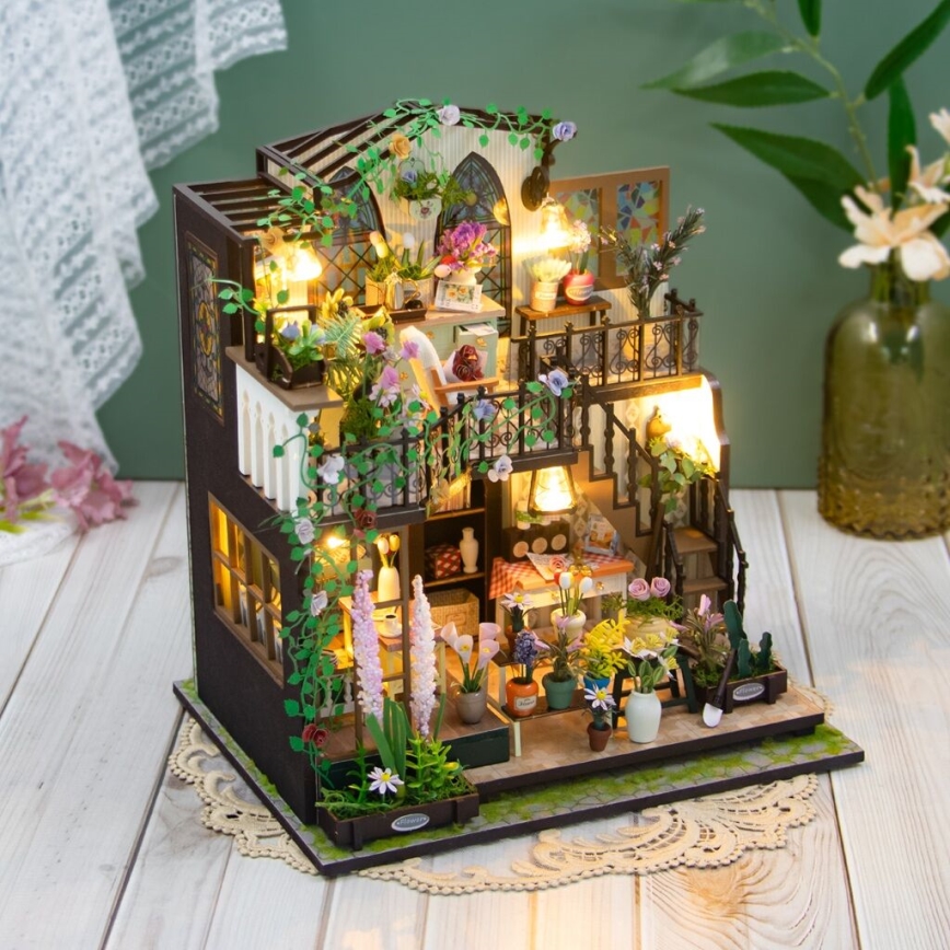 2Kids Toys - Miniatura della casetta Darcyin casa dei fiori 2xAAA