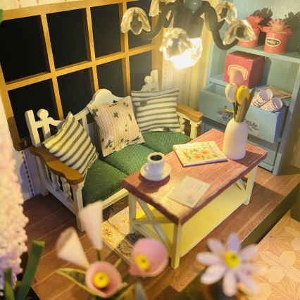 2Kids Toys - Miniatura della casetta Darcyin casa dei fiori 2xAAA