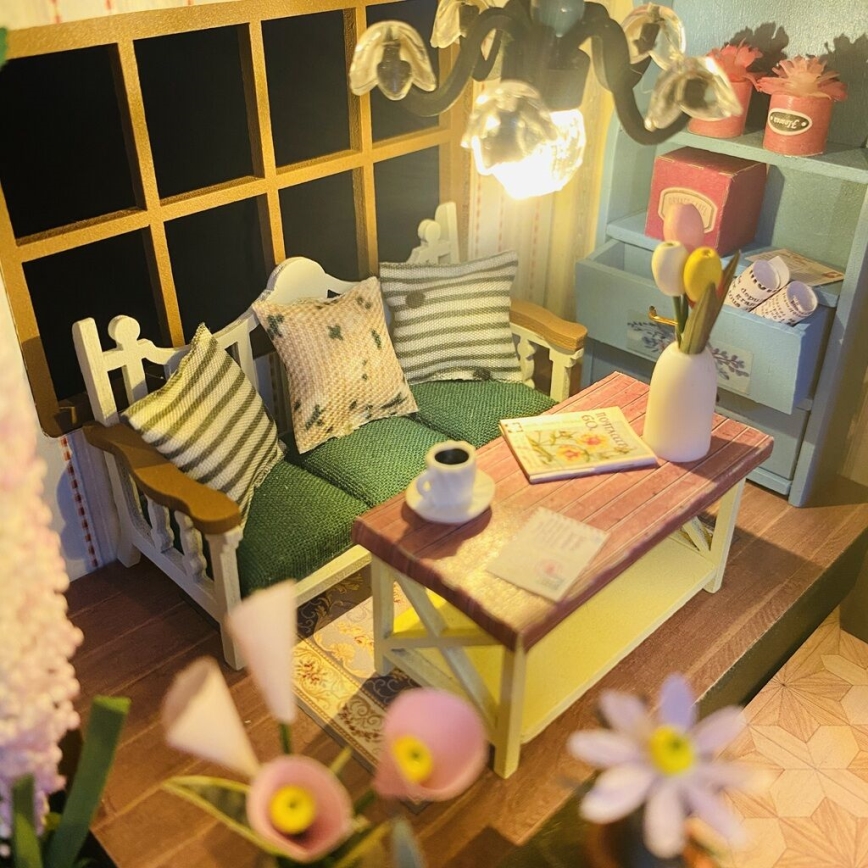 2Kids Toys - Miniatura della casetta Darcyin casa dei fiori 2xAAA