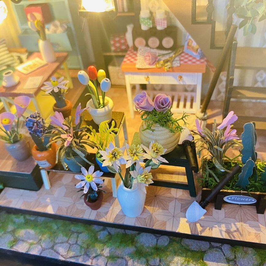 2Kids Toys - Miniatura della casetta Darcyin casa dei fiori 2xAAA