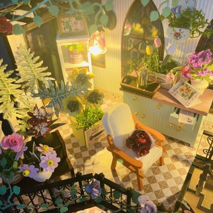 2Kids Toys - Miniatura della casetta Darcyin casa dei fiori 2xAAA