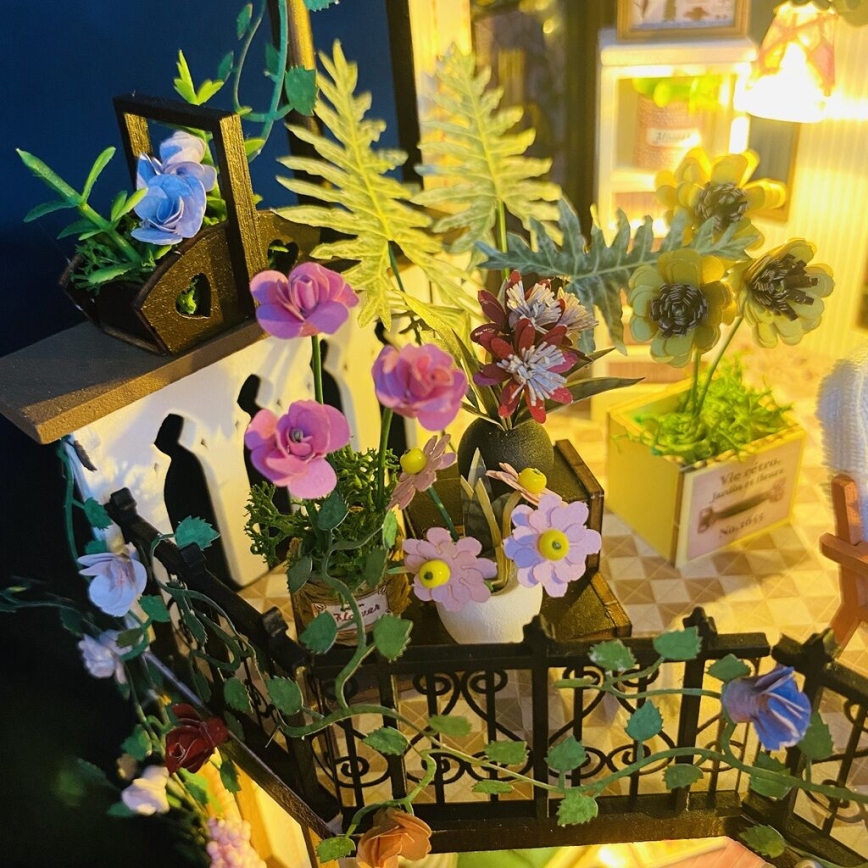2Kids Toys - Miniatura della casetta Darcyin casa dei fiori 2xAAA