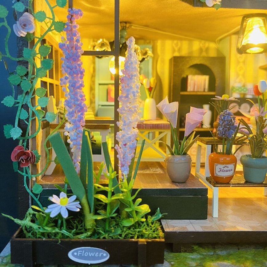 2Kids Toys - Miniatura della casetta Darcyin casa dei fiori 2xAAA