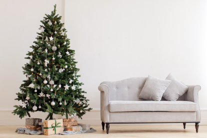Künstlicher Baum. Eine weihnachtliche Atmosphäre ohne Nadelreste