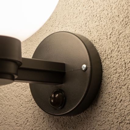 BRILAGI - Applique murale extérieure HARBOR avec détecteur de mouvement 1xE27/40W/230V IP33 noir/blanc