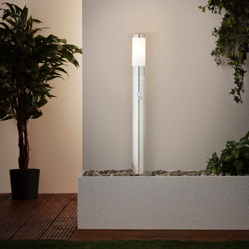 Brilliant - LED-Außenleuchte mit Sensor LEIGH LED/0,9W/230V + 1xE27/11W 80 cm IP44 glänzendes Chrom