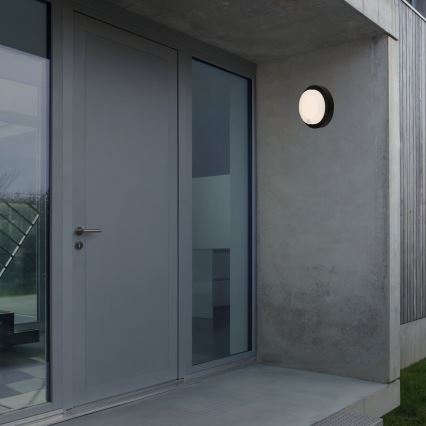 Brilo - Lampada da parete ricaricabile a LED per esterni con sensore, 4W/5V, 4400 mAh, IP44, nero