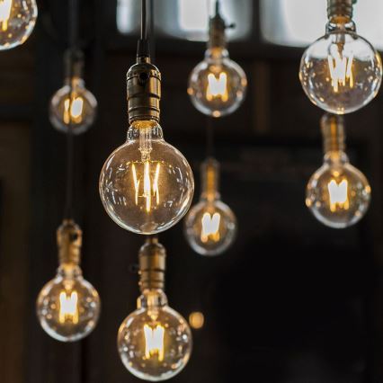 Dimmbare LED-Glühlampe FILAMENT G125 E27/8W/230V 2200K
