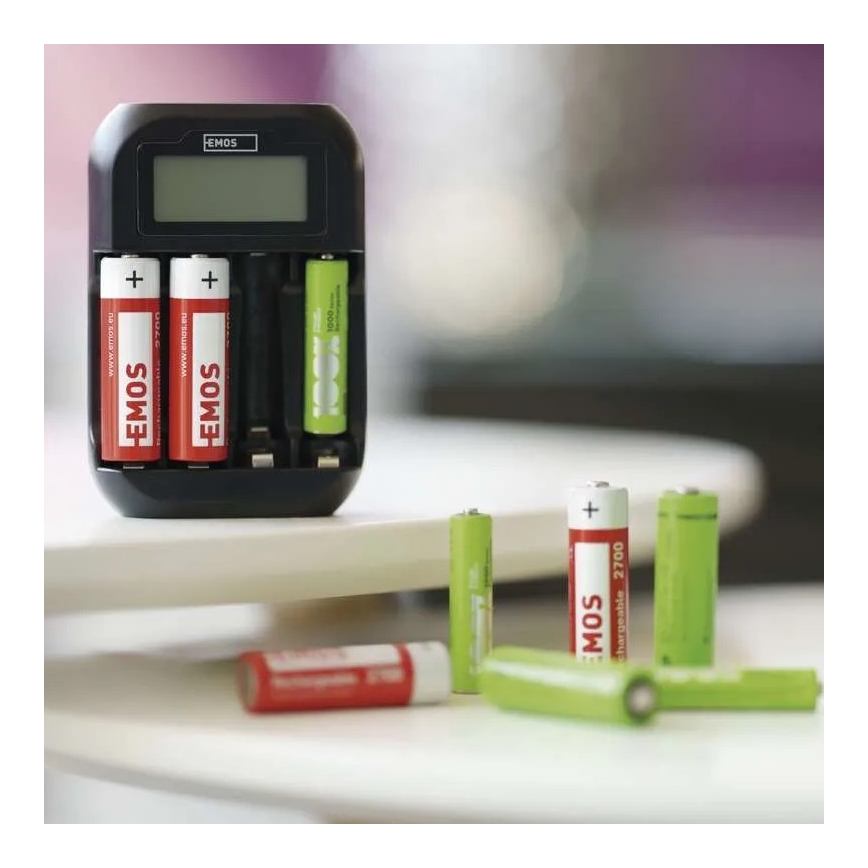 Batterieladegerät mit LCD-Display 4xAA/AAA 5V