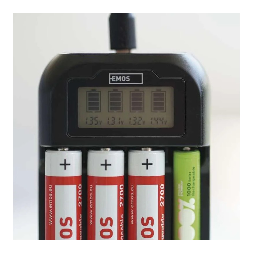 Batterieladegerät mit LCD-Display 4xAA/AAA 5V