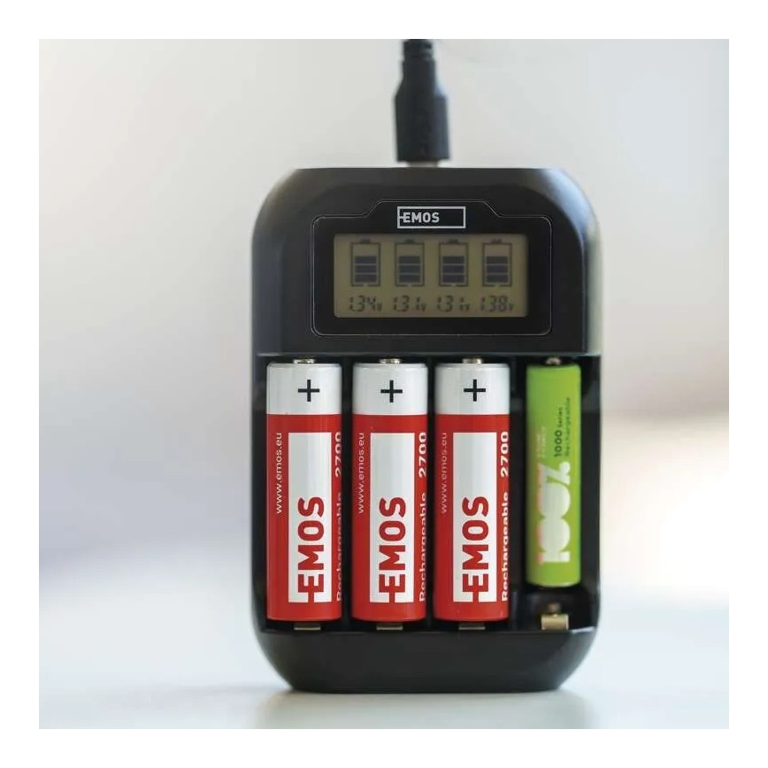 Batterieladegerät mit LCD-Display 4xAA/AAA 5V