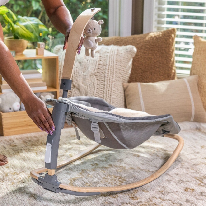 Ingenuity - Lettino vibrante per bambini con melodia EVERY SEASON WESLEY grigio