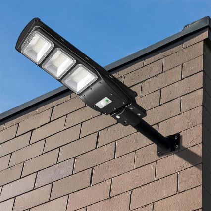 Lampada solare da esterno dimmerabile a LED con sensore di movimento e crepuscolare LED/12W/3,2V 6000K IP65 10000 mAh nero + telecomando
