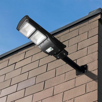 Lampe solaire de rue LED dimmable avec capteur de mouvement et crépuscule LED/8W/3,2V 6000K IP65 9000 mAh noire + télécommande