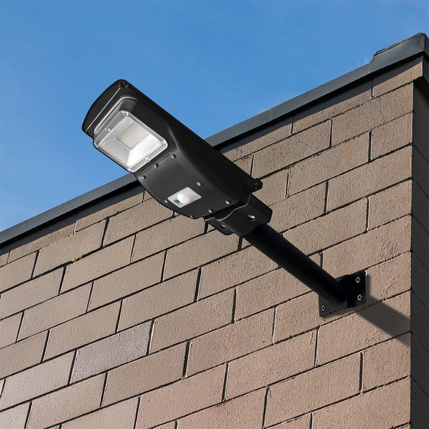 LED dimmbare Solar-Straßenleuchte mit Bewegungs- und Dämmerungssensor LED/6W/3,2V 6000K IP65 5000 mAh schwarz + Fernbedienung