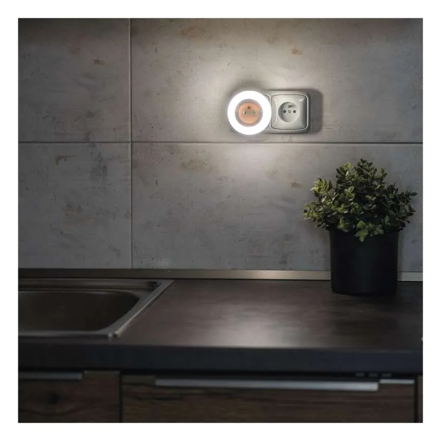 LED-Nachtlicht mit Sensor und Steckdose LED/0,3W/230V