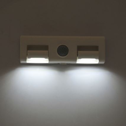LED Wandleuchte mit Sensor LED/3xAA/4,5V