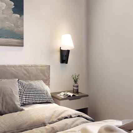 LED-Wandleuchte mit USB-Anschluss LED/2W/230V 3000K schwarz/weiß