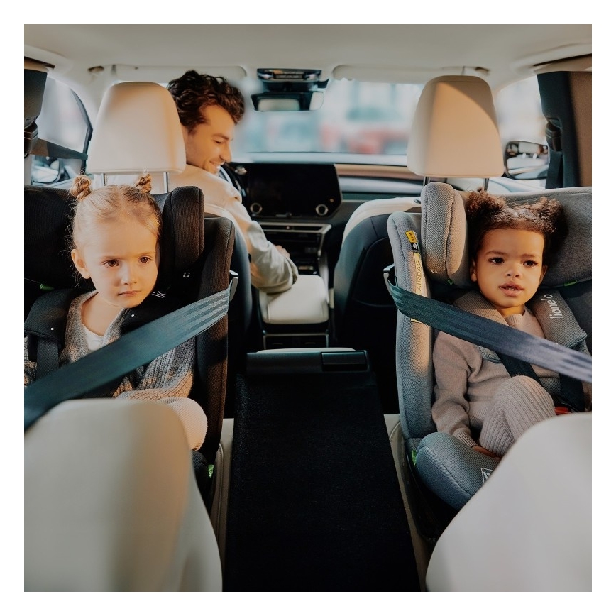 Lionelo - drehbarer Autokindersitz BRAVE i-Size 40-150 cm mit Basis, Schwarz-Carbon