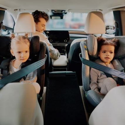Lionelo - Drehbarer Autokindersitz mit Basis BRAVE i-Size 40-150 cm Black Carbon