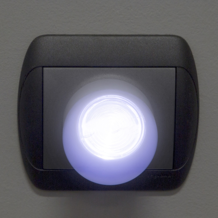 Lumière d'orientation sur prise avec un détecteur de crépuscule LED/1W/230V