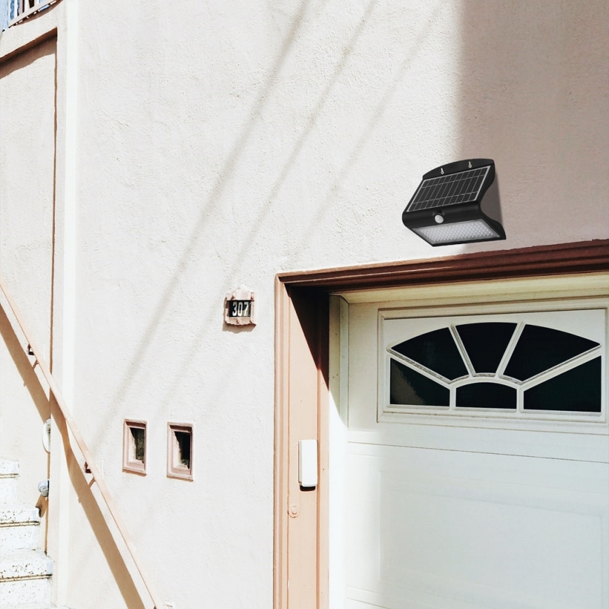 Luminaire solaire avec détecteur de mouvement et crépusculaire LED/6,8W/4000 mAh 3,7V IP65