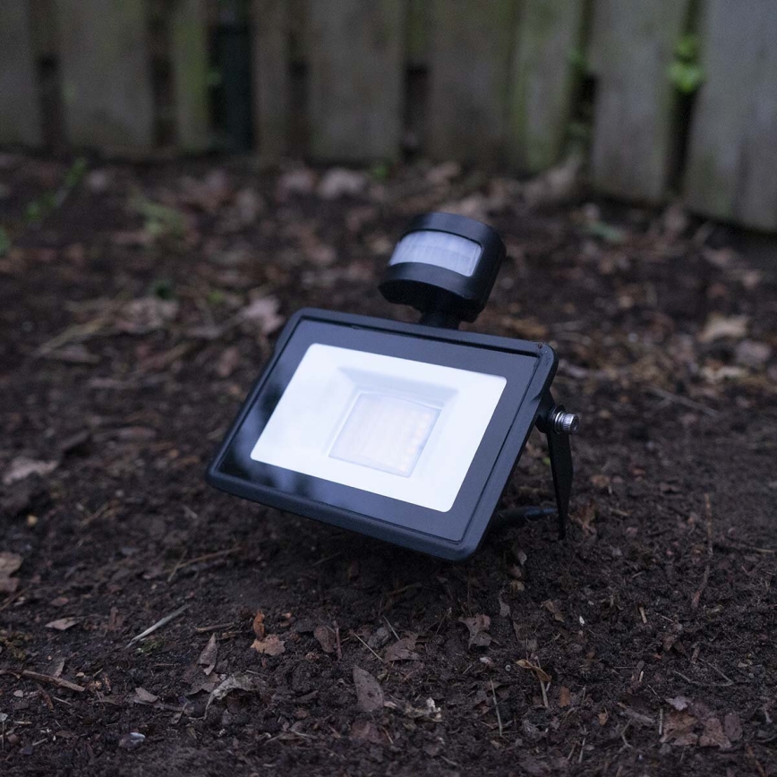 Dimmbarer LED-Strahler mit Bewegungssensor SmartLife LED/20W/230V 3000-6500K IP44 Wi-Fi