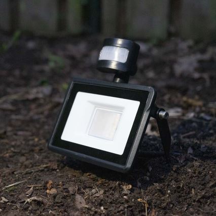 Projecteur à intensité variable avec détecteur de mouvement SmartLife LED/20W/230V 3000-6500K IP44 Wi-Fi