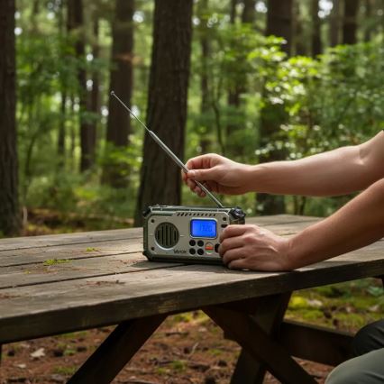 Radio da campeggio con manovella, pannello solare e torcia a LED con funzione powerbank 5V/3xAAA/2000 mAh IPX4 verde