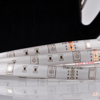 Ruban LED RVB à intensité variable pour l'extérieur 5m LED/14W/12V IP65 + télécommande