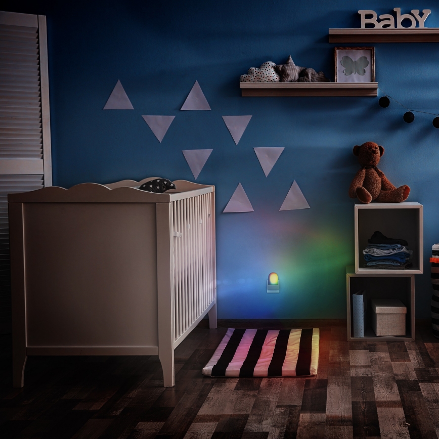 Lampe d'orientation LED RGB sur prise avec détecteur de crépuscule LED/0,5W/230V