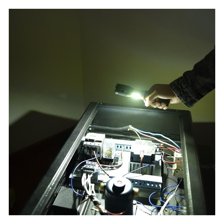 Torcia a LED LED/5W/3xAAA