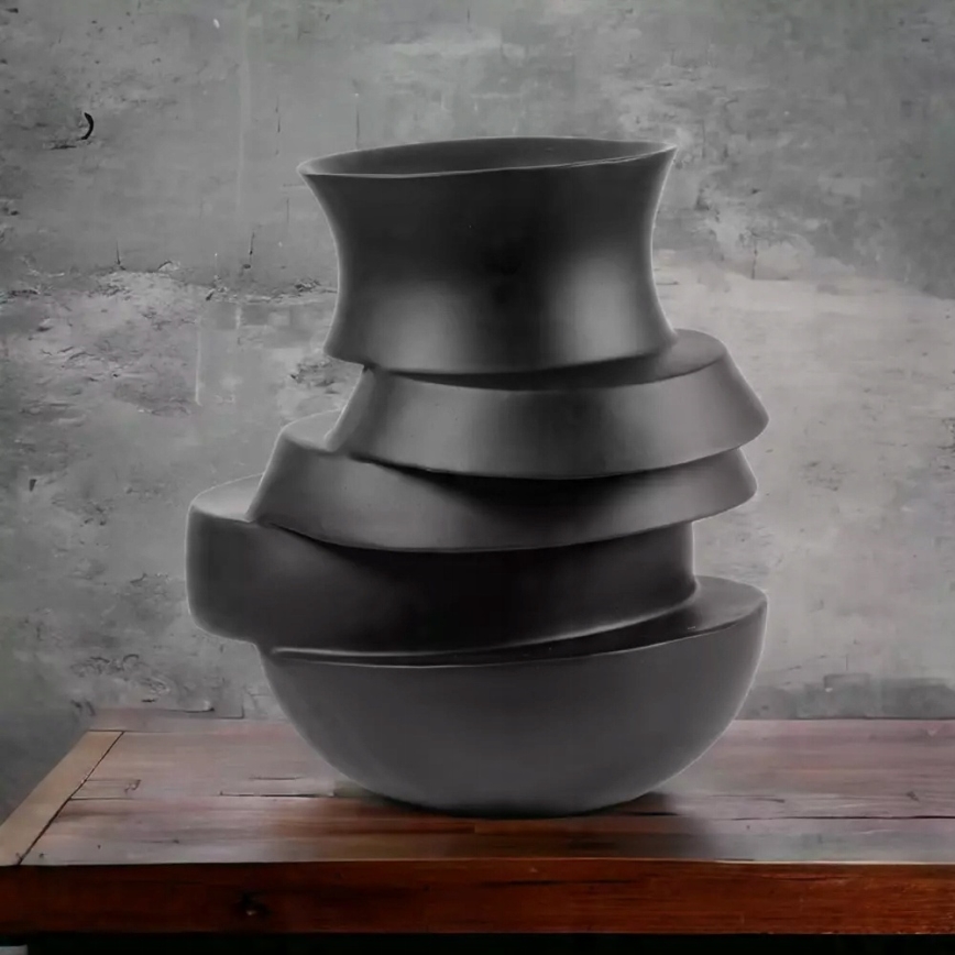 Vase en résine 38x33x36 cm - finition noir mat